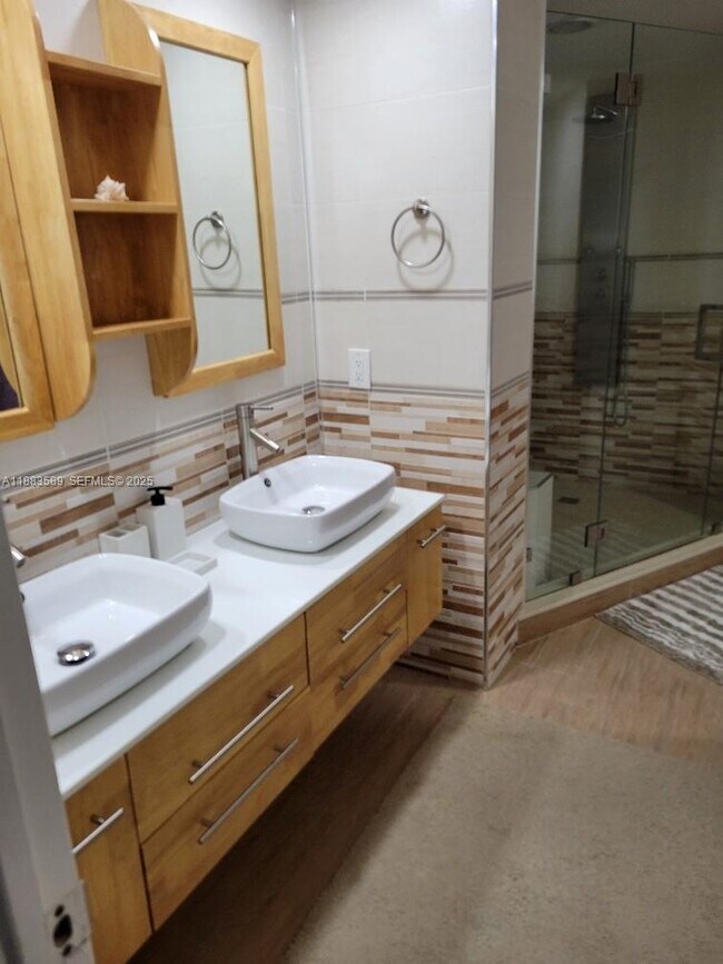 Building Photo - 1833 S Ocean Dr