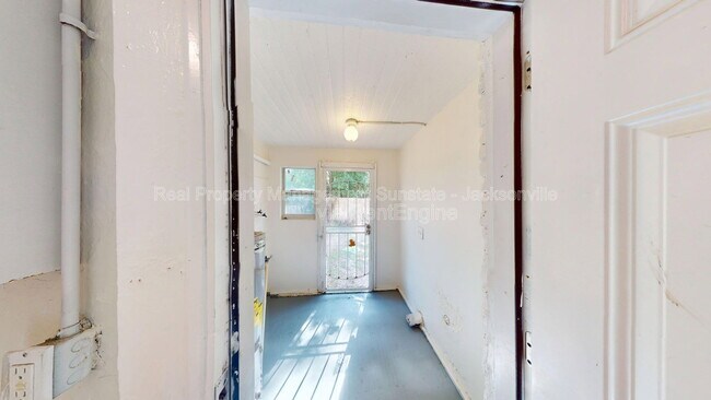 Building Photo - 2324 Moncrief Rd