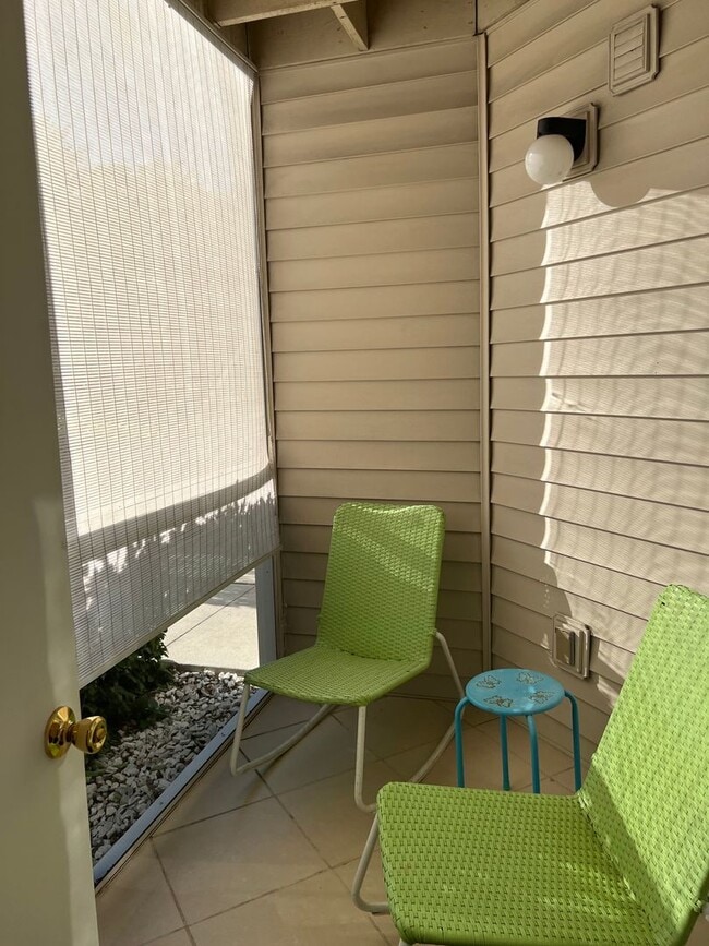 Building Photo - Annual Turnkey Ground floor Furnished Condo in downtown Sarasota