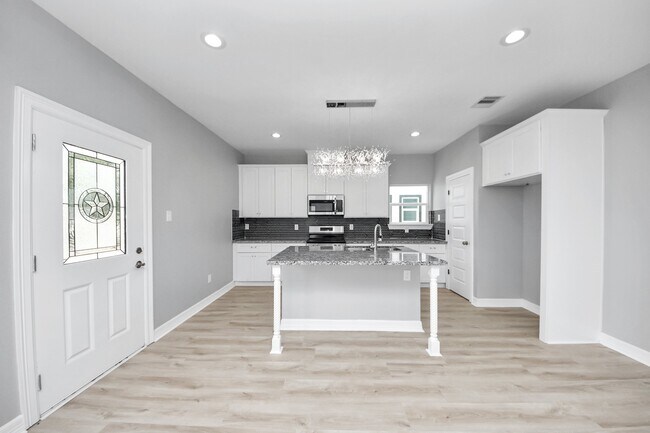 Building Photo - 406 N 4th St