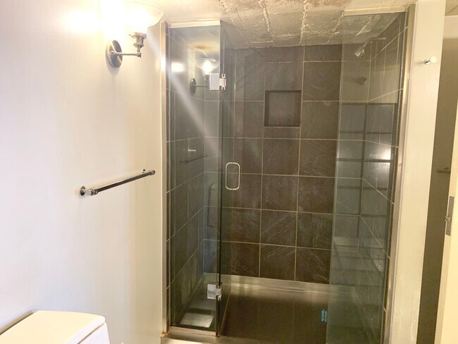 Building Photo - STUNNING LARGE CORNER LIVE/WORK 1 BED+ DEN...