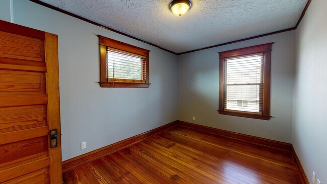 Building Photo - 1025 Park St SW