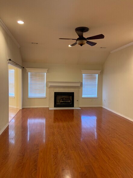 Building Photo - 122 NW Apple Blossom