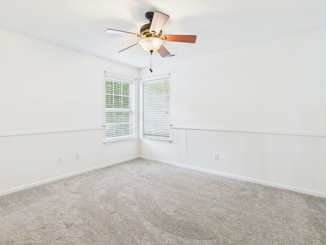 Building Photo - Stunning 4-Bedroom, 2.5-Bathroom Home in t...