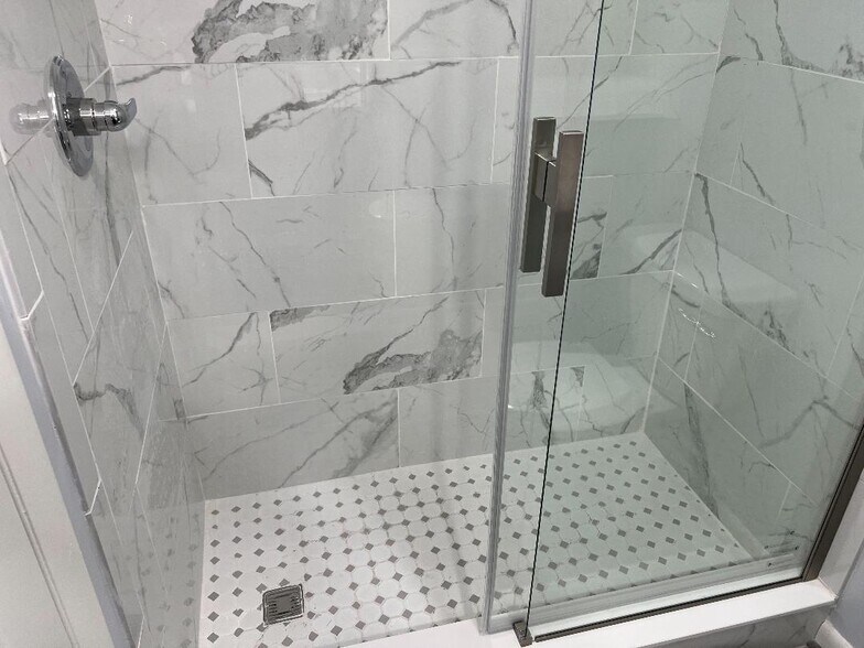 New Shower - 1860 Robalo Dr