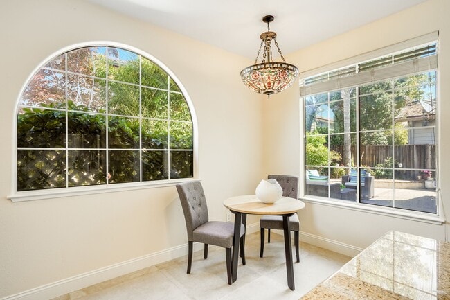 Building Photo - Comfortable and nicely upgraded home for r...