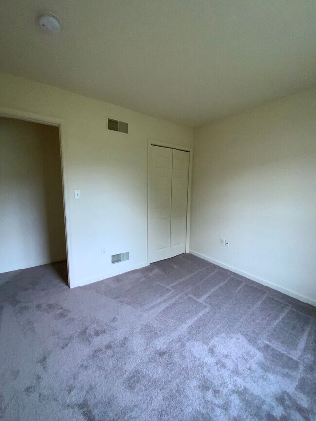Building Photo - 204 Elmshire Dr