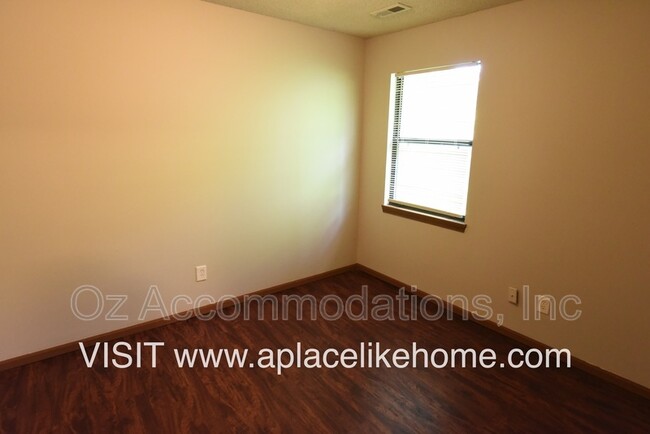 Building Photo - 117 SE Greystone Dr