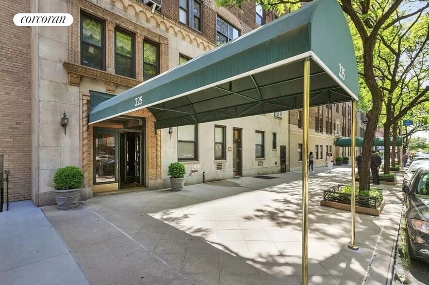 Building Photo - 225 E 79th St