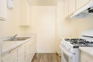 Building Photo - Villa Hemet