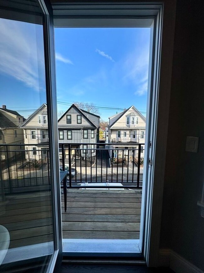 Building Photo - Spacious 3 Bed 2.5 Bath with Parking!