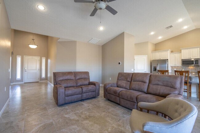 Building Photo - Bright & Beautiful 2 Bedroom Home in Sun R...