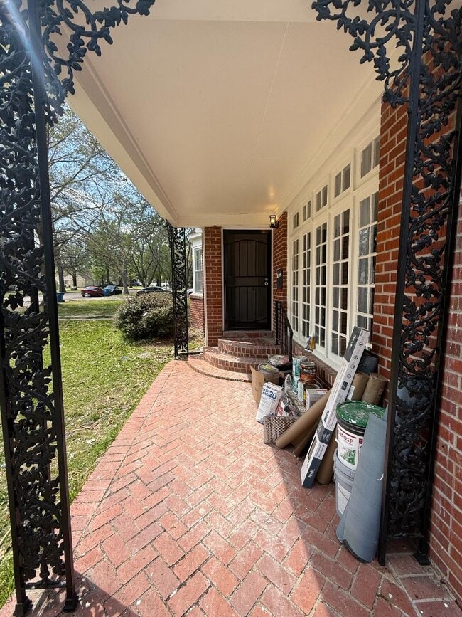 Building Photo - 629 Catalpa St