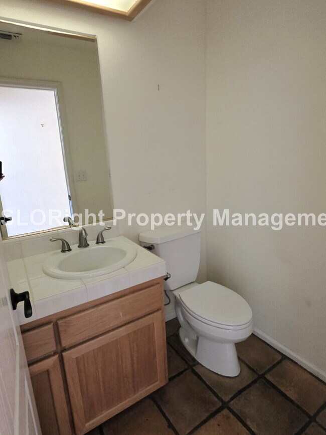 Building Photo - AVAILABLE NOW - 3 Bed/2.5 Bath Atascadero Home expansive property