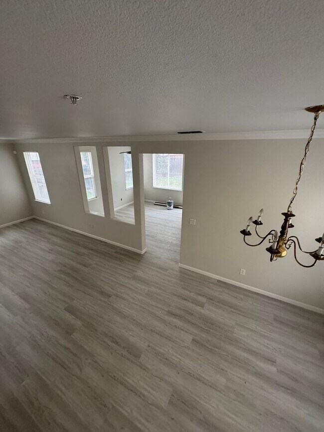 Building Photo - Great 5 bedroom 2.5 bath home in desirable Brentwood neighborhood! Crown molding in living room w...