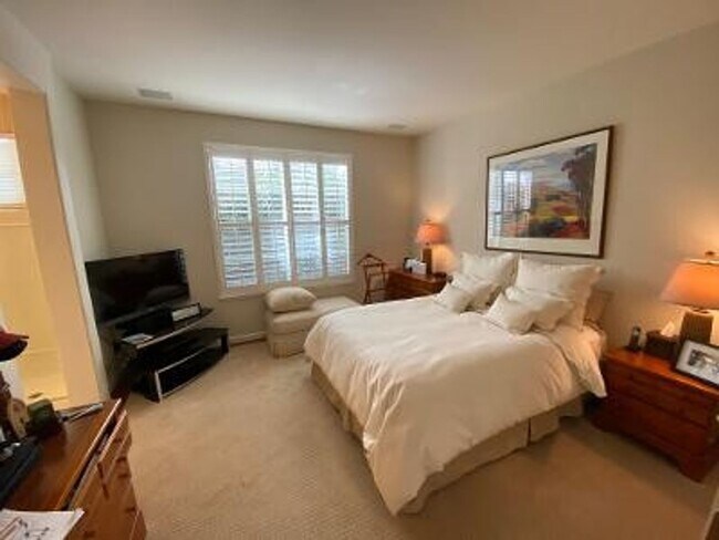 Building Photo - 3 Bed 3.5 Bath + Loft, In Downtown Danvill...