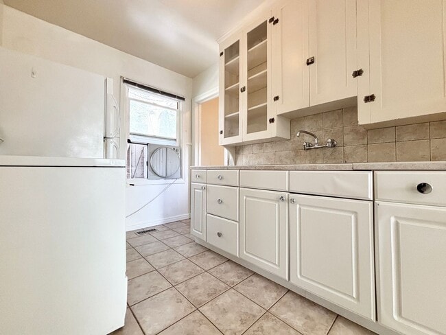 Building Photo - 454 F St