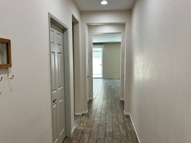 Building Photo - 10960 Knoxville Way