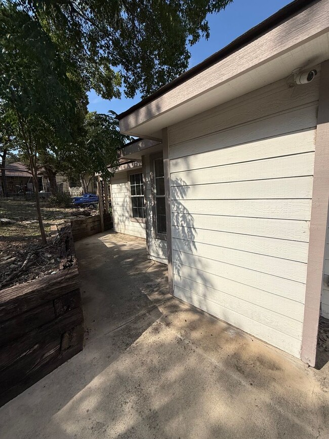 Building Photo - NEW ON MARKET