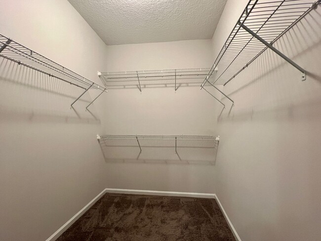 Building Photo - MOVE-IN READY (PET FRIENDLY)