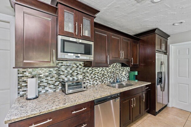 Building Photo - 5854 SE Orange Blossom Trail