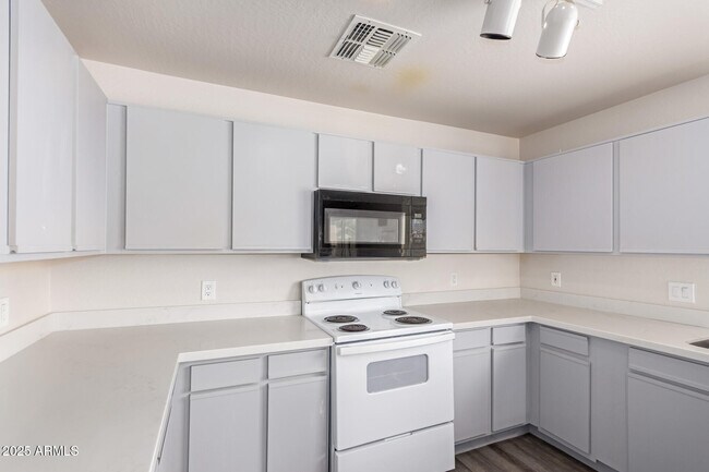 Building Photo - 11529 W Paradise Dr