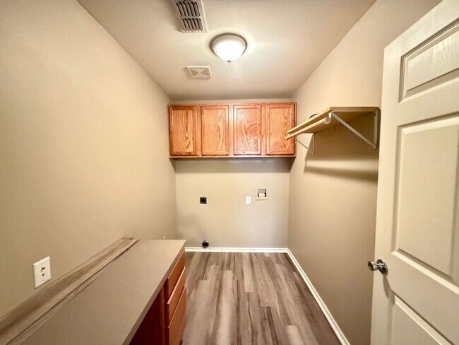 Building Photo - 2 Bedroom, 2 Bathroom Duplex!