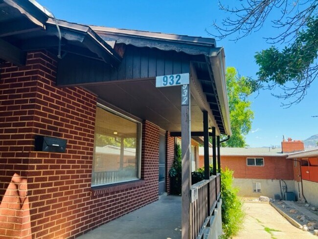 Building Photo - Beautiful town home with central air, deep 2 car garage and a large covered patio