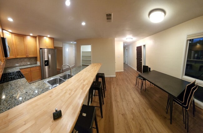 Building Photo - 5 bed 3.5 bath home close to campus!