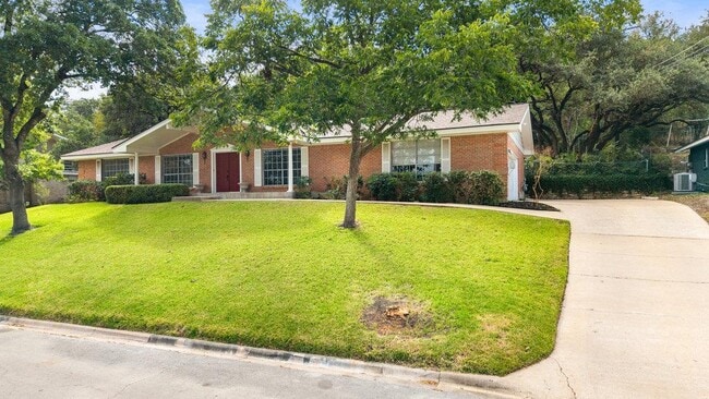 Building Photo - 1601 Cliffside Dr