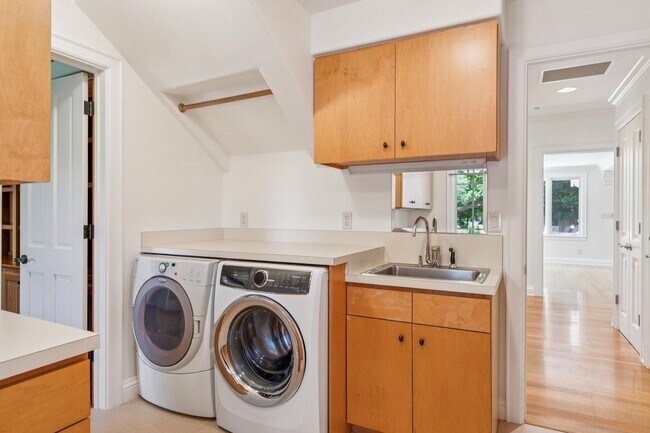 Building Photo - Beautiful, Old-World-style Home in the Heart of Central Menlo Park