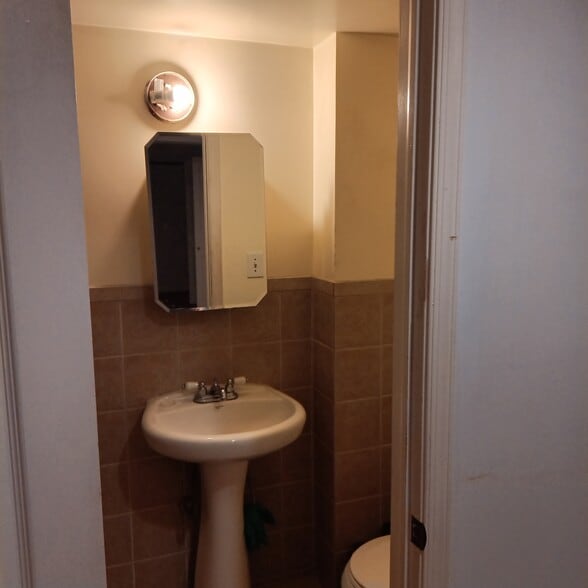 Bathroom area - 4914 Green Creek Ter