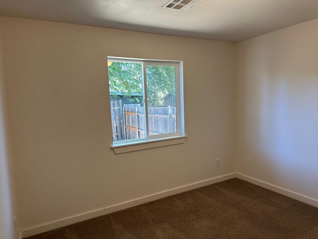 Building Photo - Updated 4 bedroom 2 bath house in Eugene!