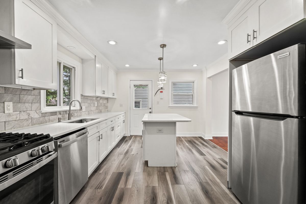 Building Photo - 53 Oneida Ave