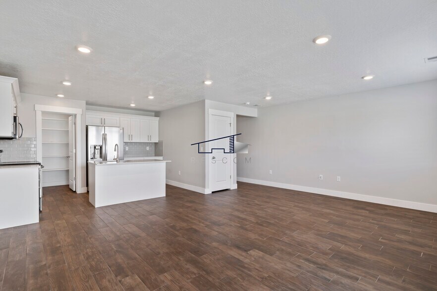 Building Photo - 6471 S Aspen Ln