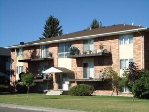 Building Photo - Pet Friendly! Garden Level 2 Bedroom in a ...