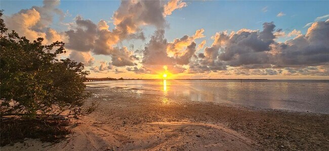 Building Photo - 6326 7th Ave W