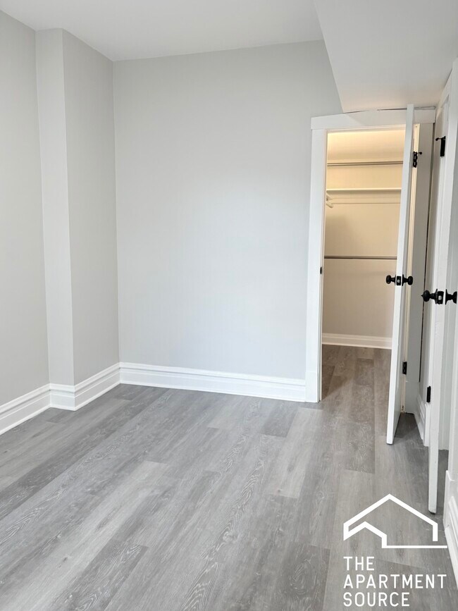 Building Photo - 2937 N Fairfield Ave