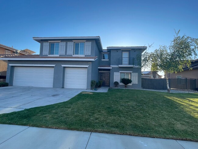 Building Photo - Victorville- Tanamera Home-  4 Bedrooms, 3...