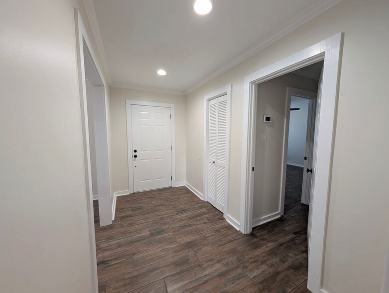 Building Photo - 531 Pine Hills Dr