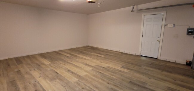 Building Photo - 2 Bed / 1 Bath Home with Gorgeous Backyard...