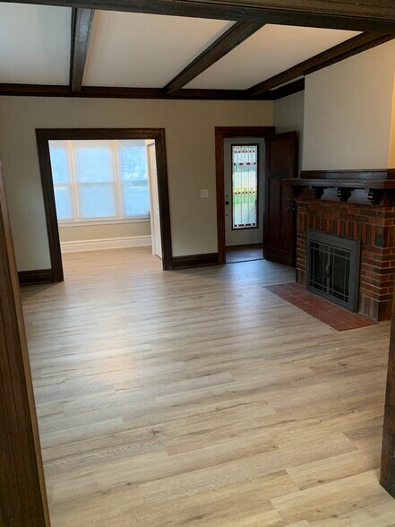 Building Photo - 24 Bellevue Place