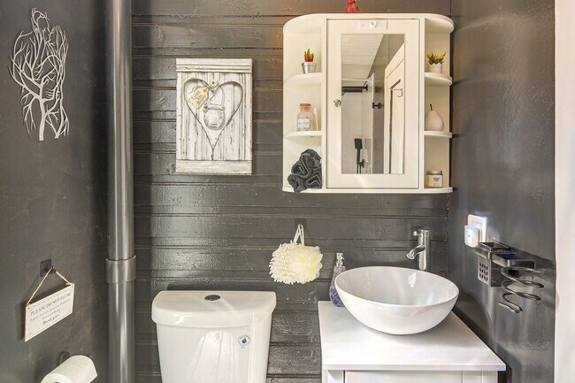 Building Photo - 28548 Park Ave