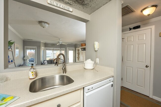 Building Photo - 561 White Cliffs Dr