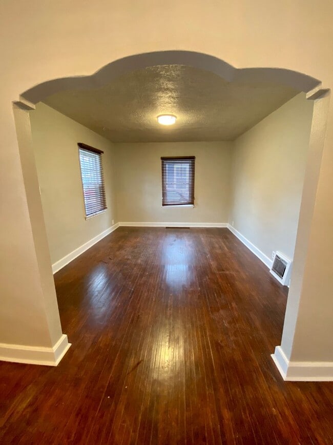 Building Photo - Charming 3 bed 1 bath House with Tons of Updates and Private Backyard!