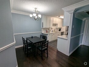 Building Photo - 18333 Roehampton Dr