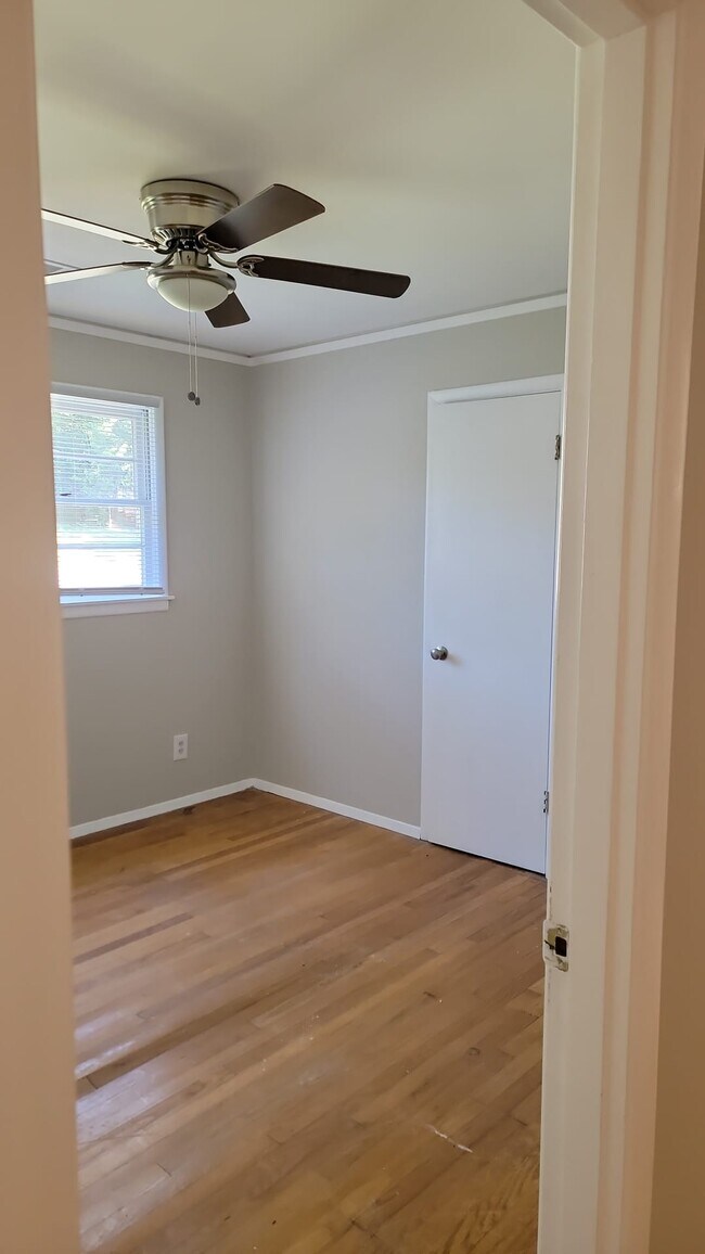 Building Photo - 3359 Bedford Ln