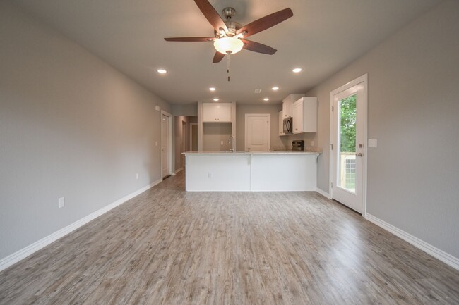 Building Photo - 2 Bedroom 2 Bathroom Home in Fayetteville,...