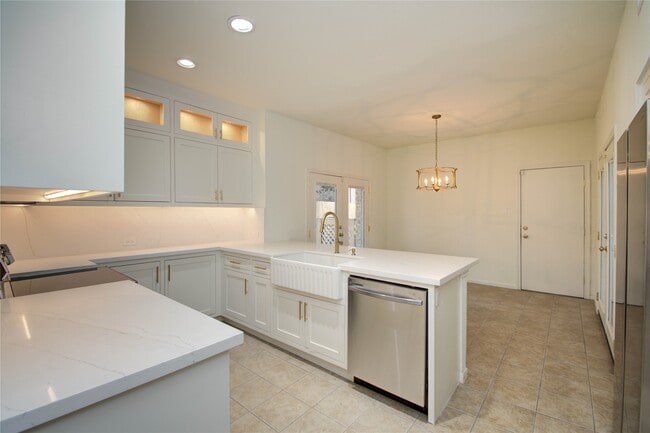 Building Photo - 6 Town Oaks Pl