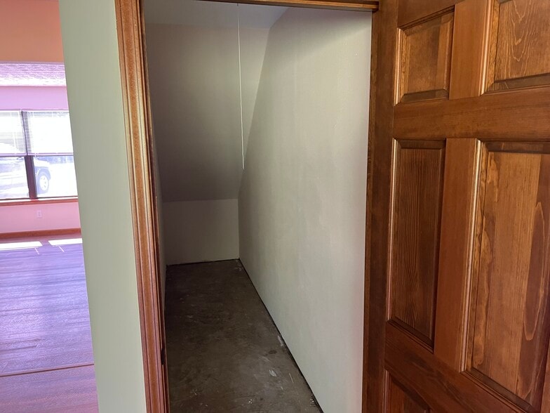 Building Photo - 709 Oak Trl